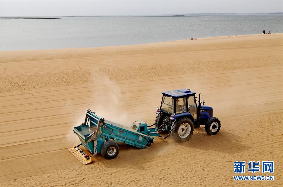 （晚报）秦皇岛：清理沙滩迎接游客