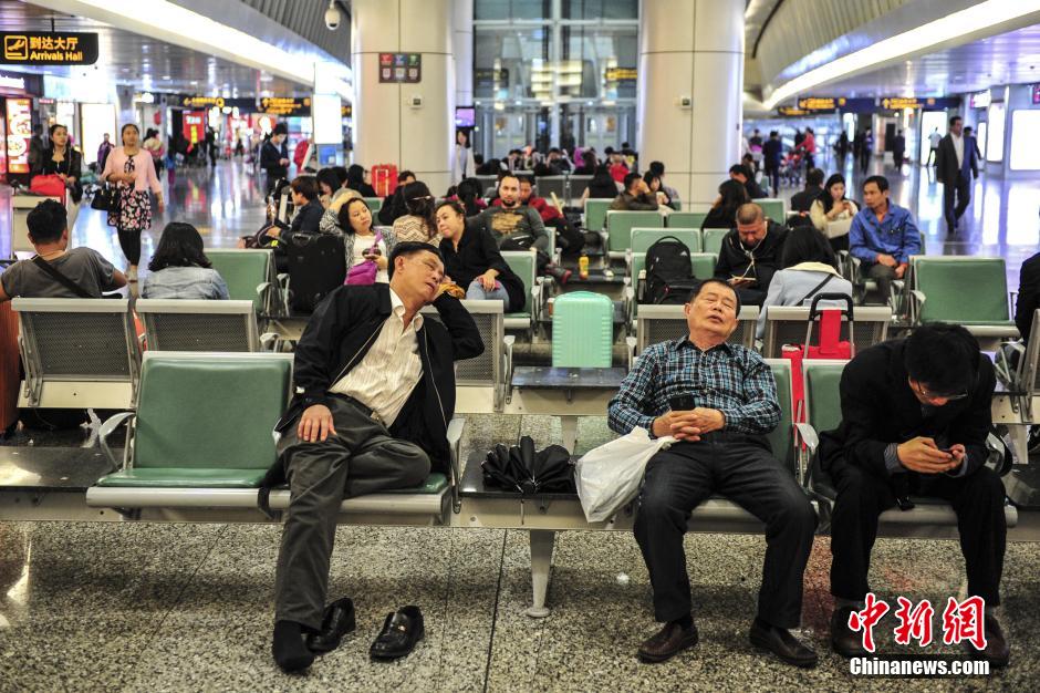广州白云机场启动航班延误黄色预警 236班航班