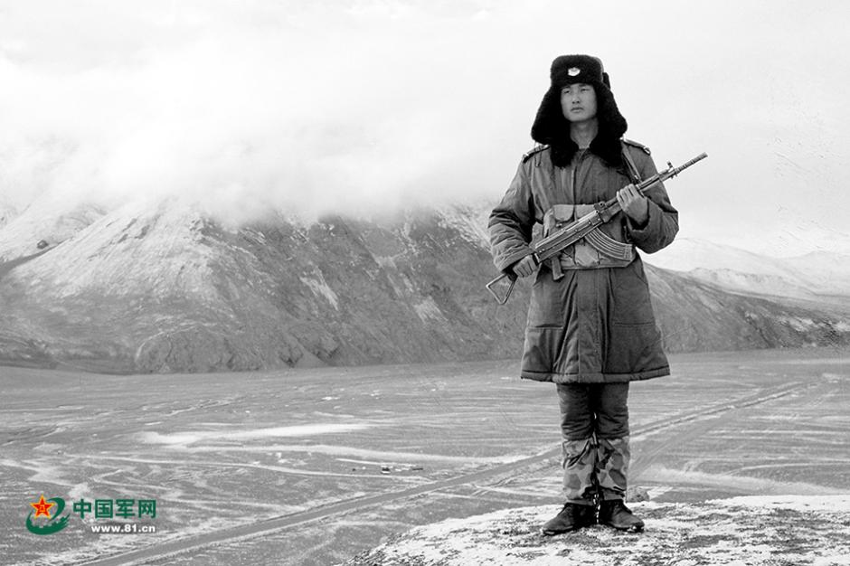2002年6月,海拔5080米的空喀山口边防哨兵在寒风中执勤