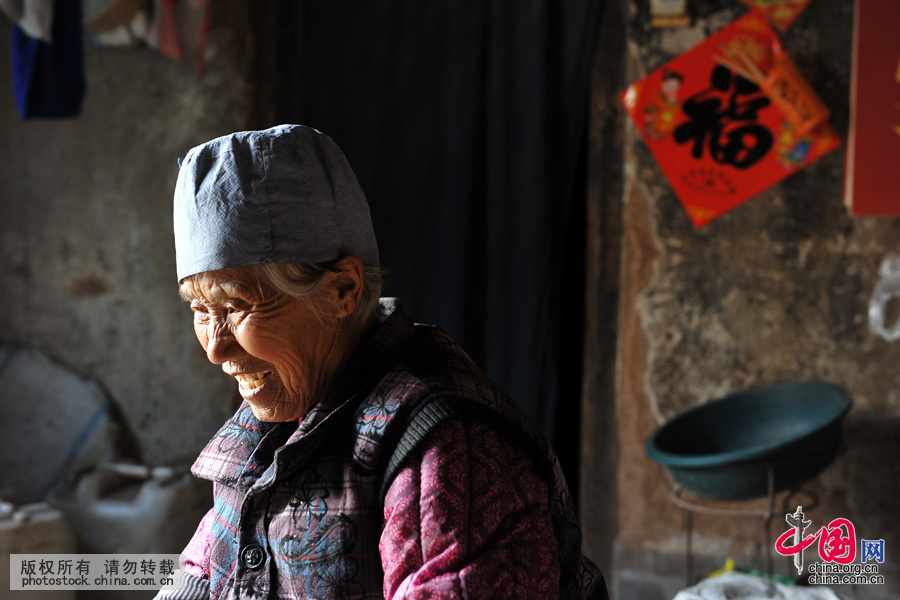 而對於兒子的病情，夏培英老人説最大的希望就是在有生之年，能看著兒子站起來，自己走路。中國網圖片庫 劉明照 攝
