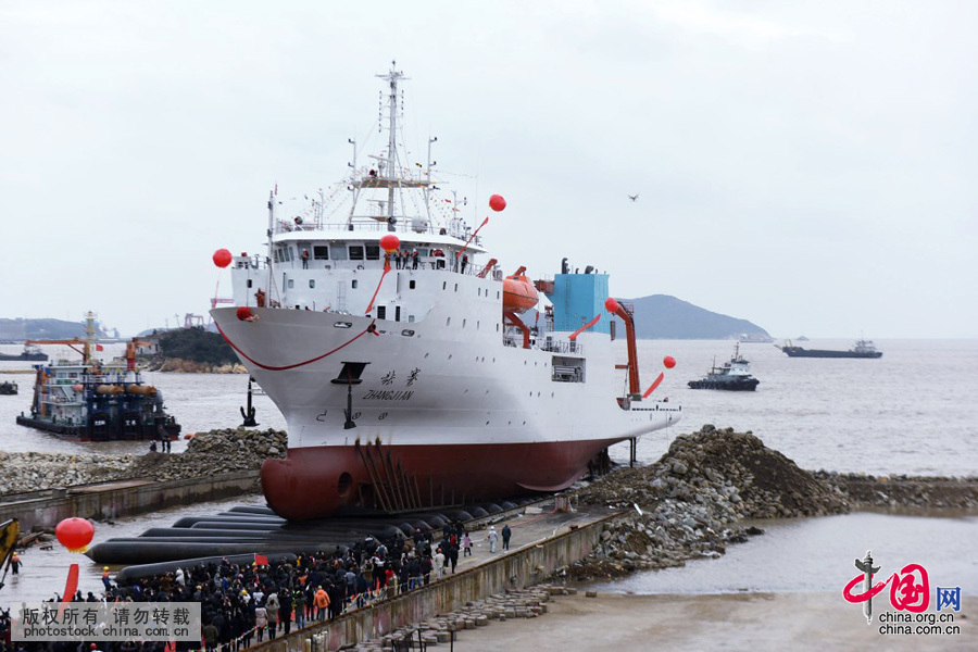 3月24日，浙江省台州市，嘉宾在观看万米级深渊科考母船“张謇号”下水过程。中国网图片库 龙巍 摄
