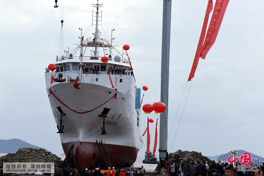 3月24日，浙江省台州市，嘉宾在观看万米级深渊科考母船“张謇号”下水过程。中国网图片库 龙巍 摄