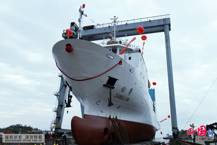 3月24日，浙江省台州市，嘉宾在观看万米级深渊科考母船“张謇号”下水过程。中国网图片库 龙巍 摄