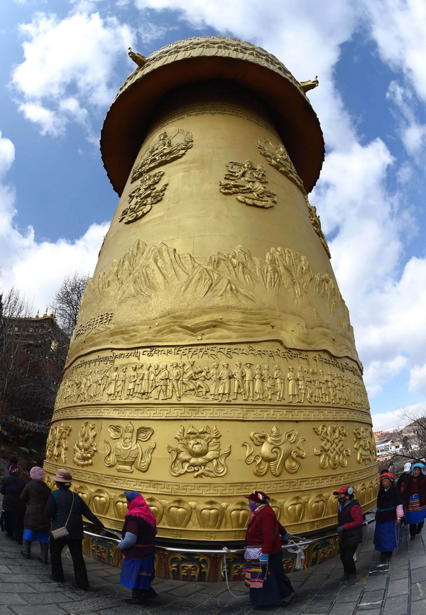 3月22日，當地群眾在雲南香格里拉獨克宗古城內轉動巨型轉經筒。 新華社記者 藺以光 攝