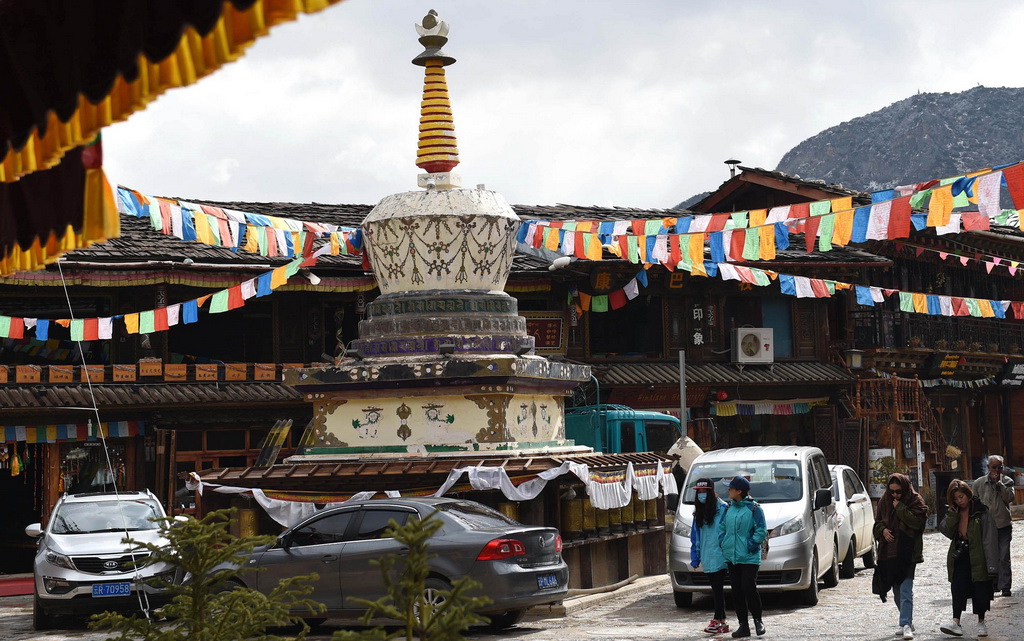 3月22日，遊客在雲南香格里拉獨克宗古城內遊覽。新華社記者 藺以光 攝