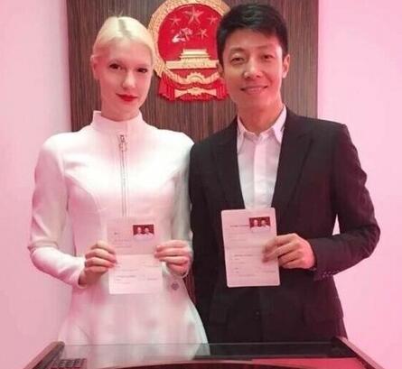 撒贝宁与女友领证结婚