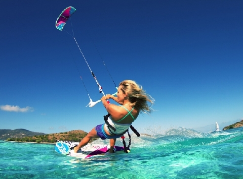 埃及：“风筝冲浪”高手云集红海海岸