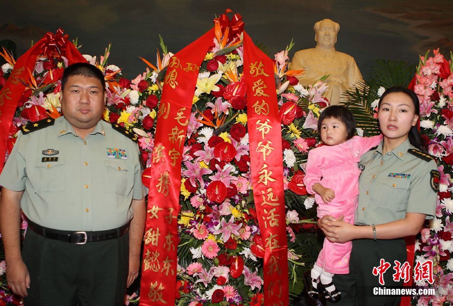 带着两岁的女儿毛甜懿到位于北京天安门广场的毛主席纪念堂敬献鲜花