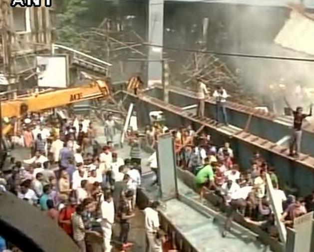 印度一立交橋倒塌 至少10人死亡150人被困