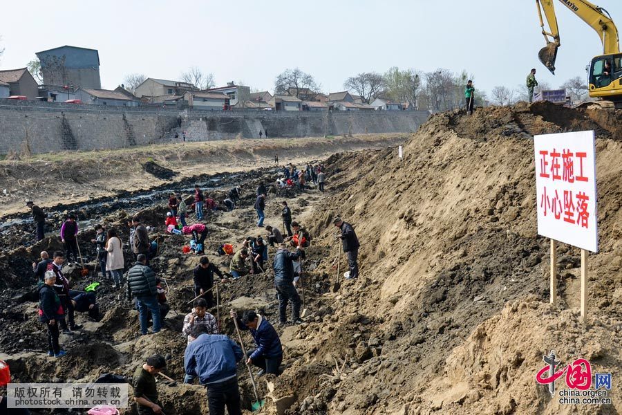  2016年3月31日，中國大運河河南滑縣段（現稱衛河）衛河斷流清淤，挖掘機正在作業，“正在施工 小心墜落”提示牌醒目。中國網圖片庫 孫淼 攝