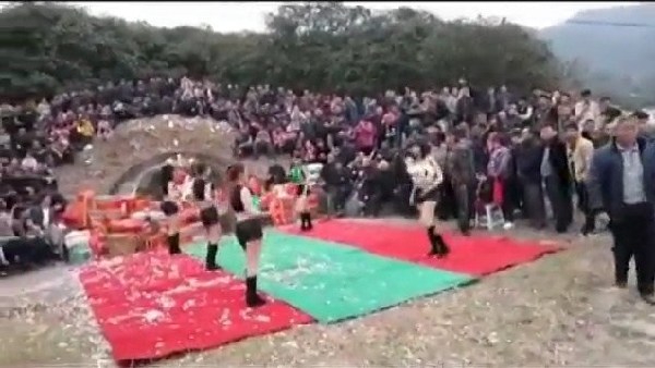 坟头蹦迪!广东一墓地现性感美女坟前热舞拜祭祖先(图)