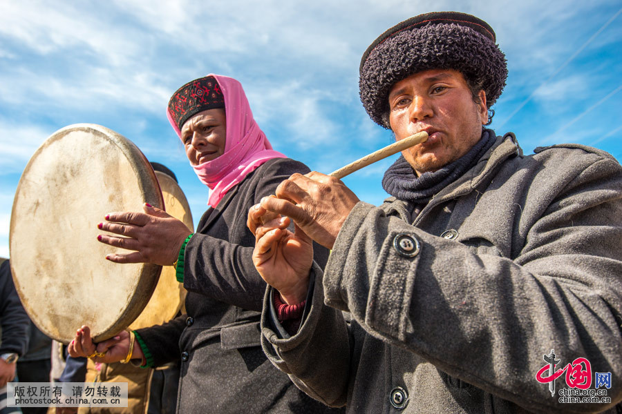  智慧的塔吉克人會吹鷹笛助興、和著比賽的節奏。鷹笛是塔