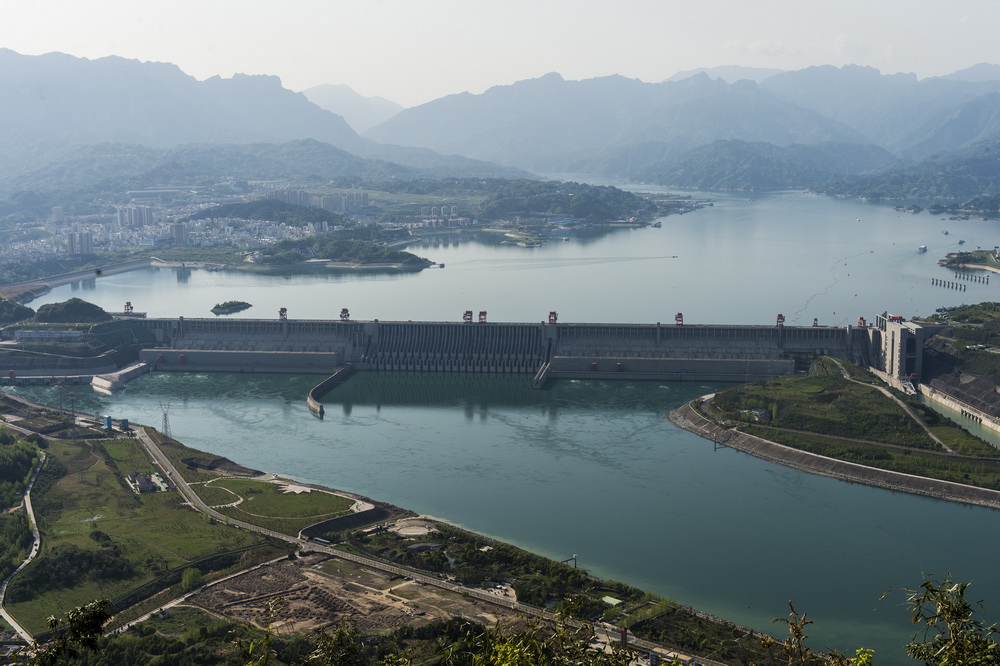  4月7日拍攝的水庫水位下降後的三峽工程樞紐全景圖。 新華社發（鄭家裕 攝）