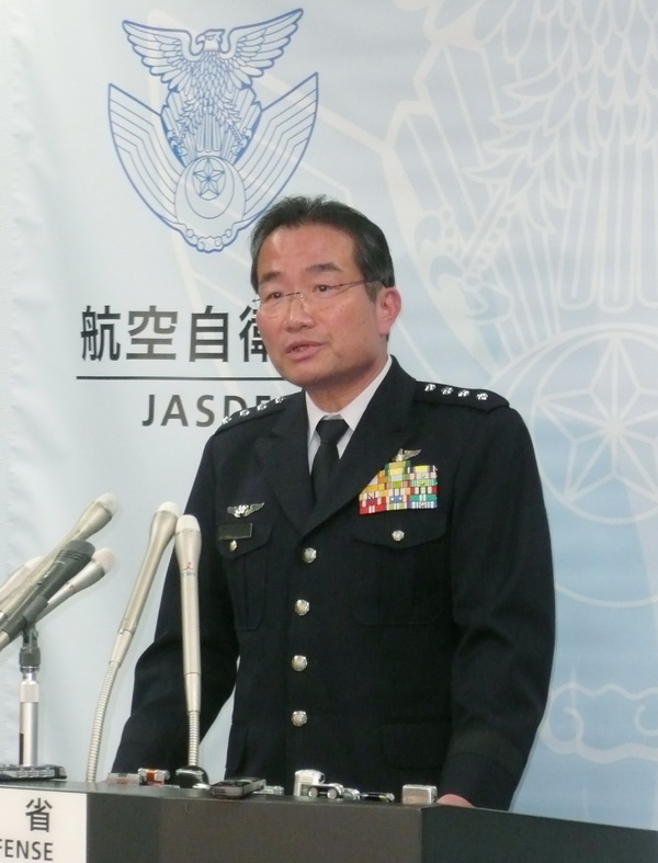 4月6日，在日本首都東京，日本航空幕僚長杉山良行出席新聞發佈會。