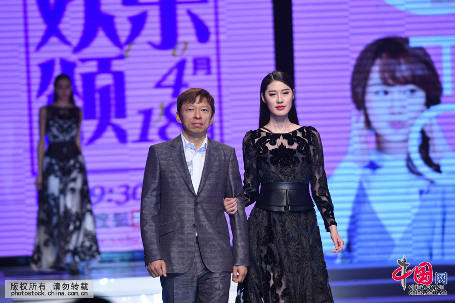  4月7日，作为“特邀模特”的他，雄赳赳气昂昂、拿出齐步走的气势、带着“一二一”的迷之节奏感和一名高个子美女上了T台。中国网图片库 龙巍 摄
