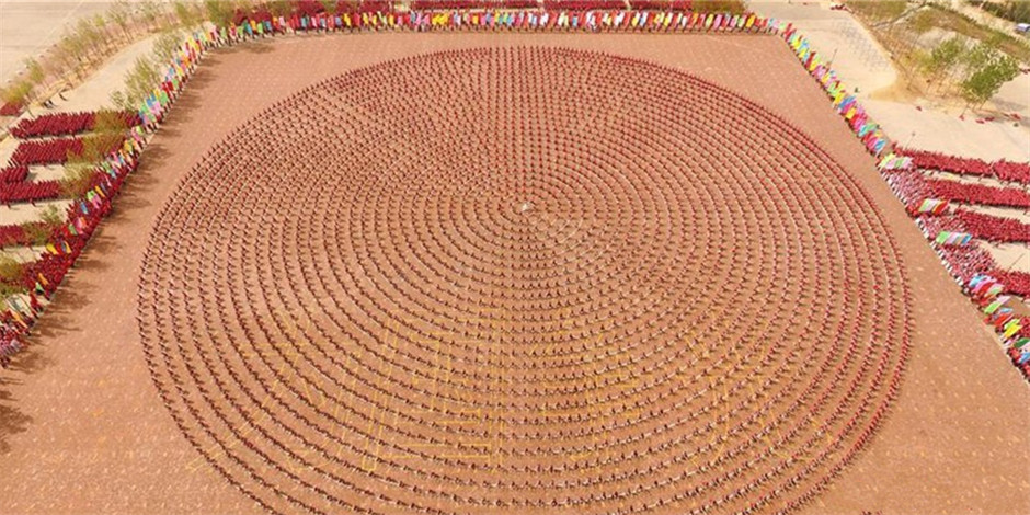 河南登封：万名武校学生同场训练