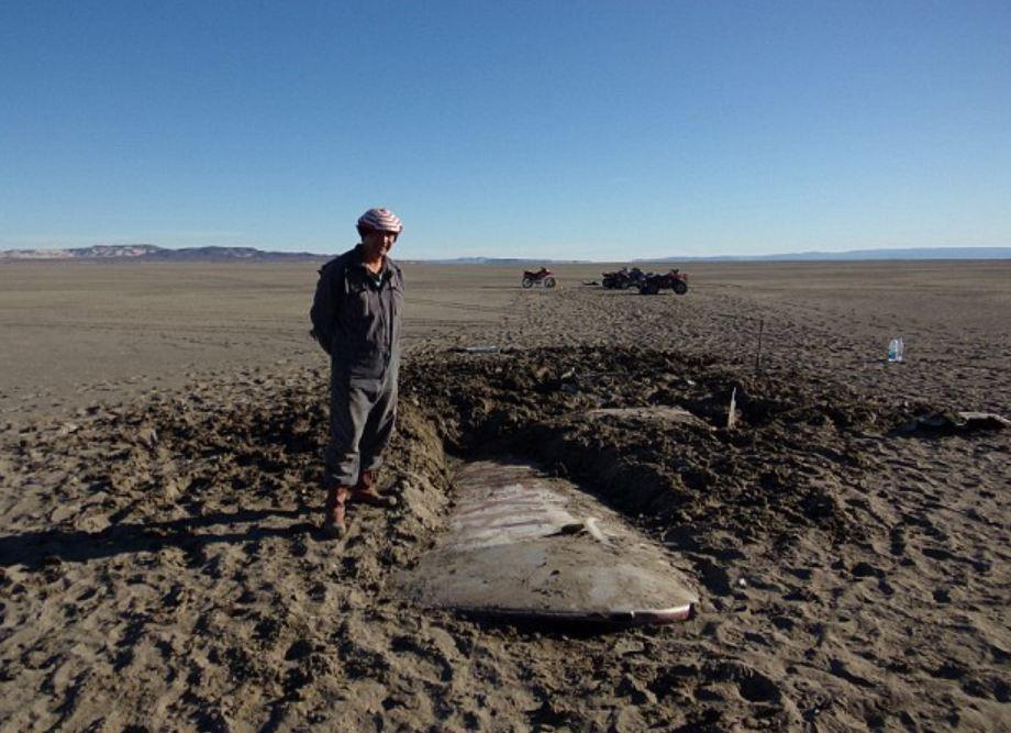 阿根廷湖水乾涸 驚現五十年前墜機殘骸