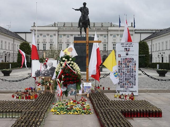 波兰纪念斯摩棱斯克空难六周年