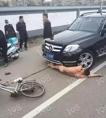 台州街头1男子全裸躺地碰瓷 吓傻奔驰女司机