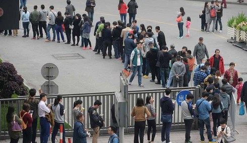 上海:临牌限行 拍牌标书购买大排长队