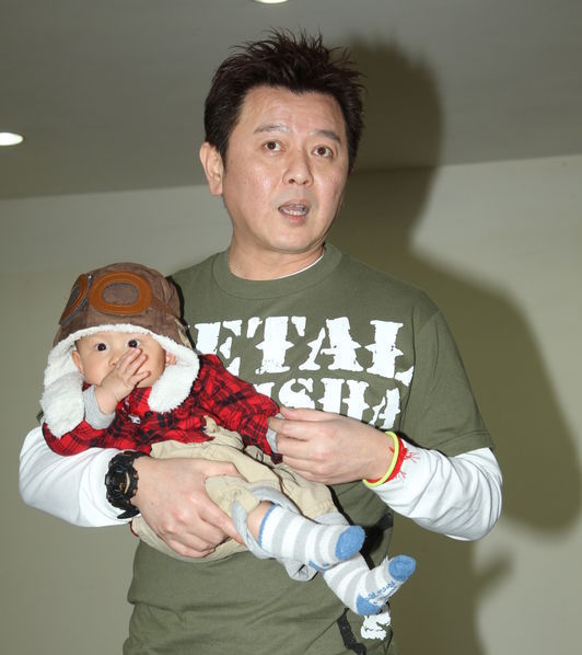 2012年1月28日,44岁的台湾著名主持人庹宗康微博公布儿子出生的喜讯