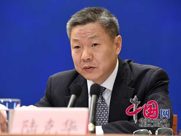 国务院政策吹风会:降低企业社保缴费费率和住