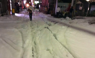 日本福冈地震后街道上出现大面积泡沫