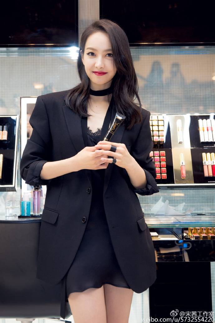 宋茜被爆恋情后首次出镜 性感红唇搭配干练西装