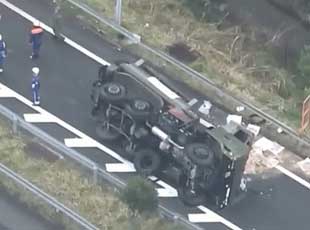 日本自卫队地震救援军车发生侧翻