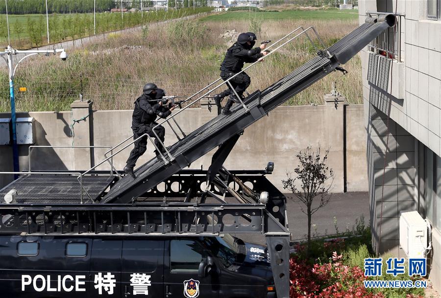 首页 图片 4月19日,上海奉贤公安分局特警支队队员利用登高车对"歹徒"