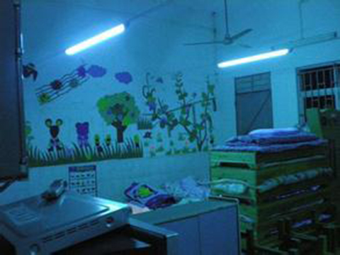 老师忘关紫外线消毒灯 多名孩子眼睛被灼伤_ 视频中国