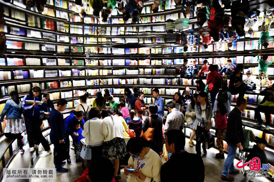 4月23日，浙江省杭州市，读者在钟书阁星光店里观看图书。中国网图片库 龙巍 摄