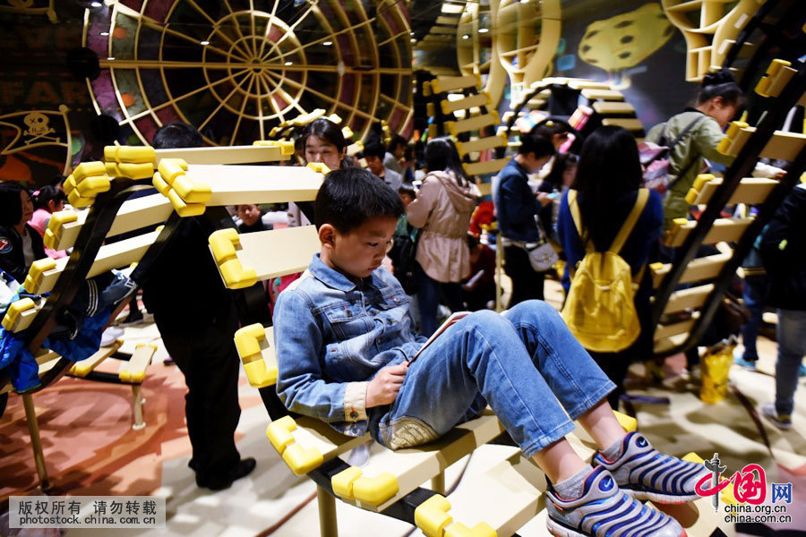 4月23日，浙江省杭州市，讀者在鐘書閣星光店裏觀看圖書。中國網圖片庫 龍巍 攝