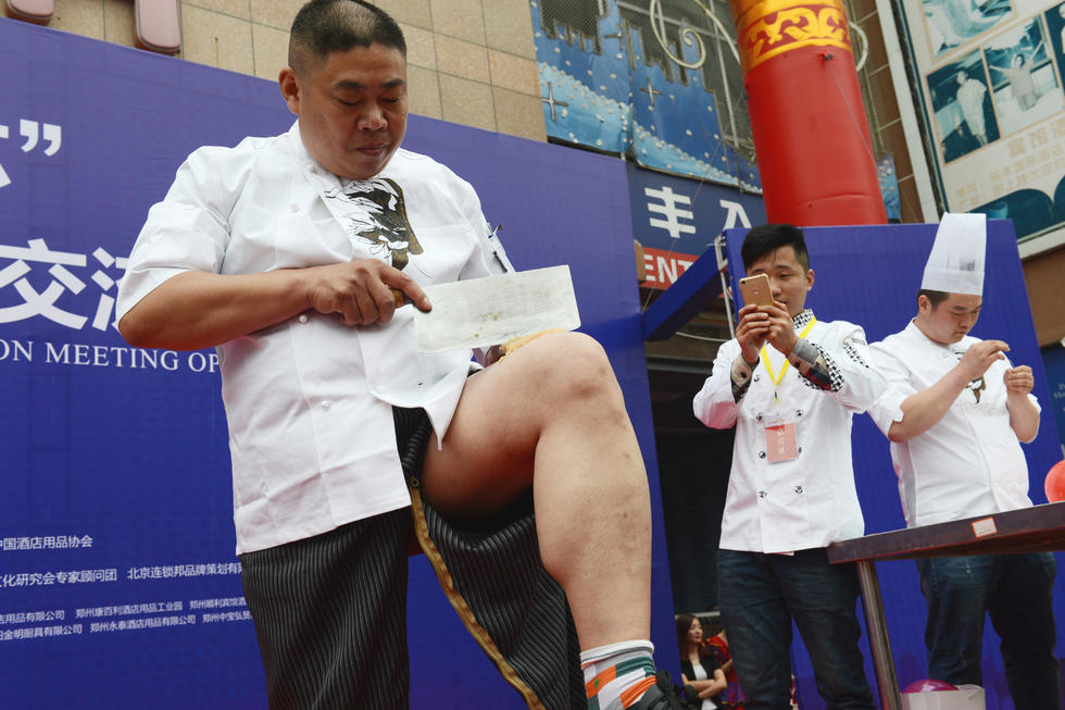 厨王争霸赛：厨师在大腿和气球上切肉丝