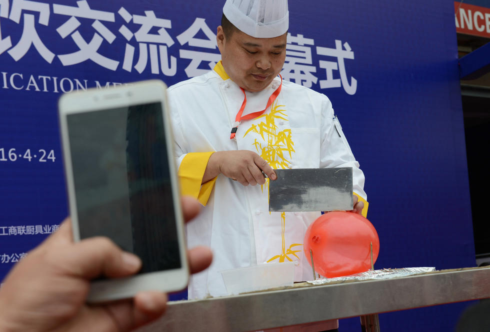 厨王争霸赛：厨师在大腿和气球上切肉丝