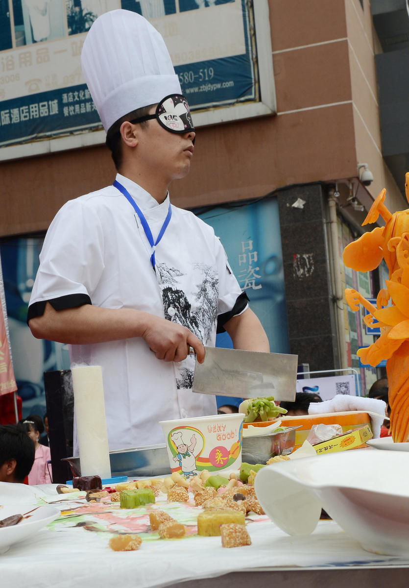 厨王争霸赛：厨师在大腿和气球上切肉丝