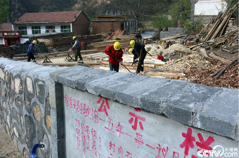 驼湾村正在掀开崭新的一页，摘掉“穷帽子”、建成美丽新农村。（央视网记者 郭城 摄影）