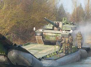 看世界最贵坦克怎样安全过河