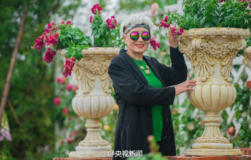 八旬花样奶奶红唇墨镜拍春游照堪比明星