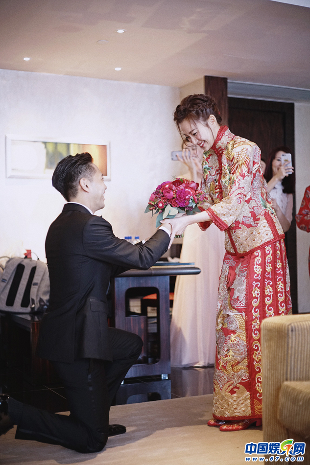 杨爱瑾恋爱8年终嫁二婚富商 高调办婚礼