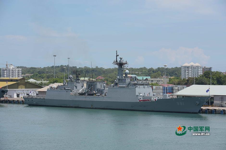 已经停泊在文莱穆阿拉港商船码头内的韩国"崔莹"号导弹驱逐舰(舷号981