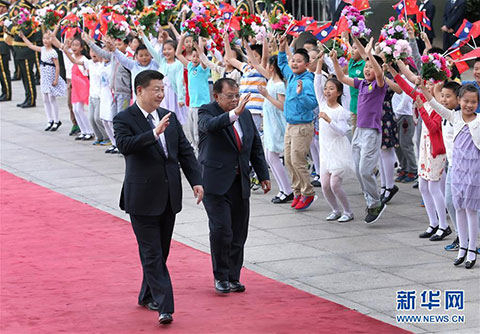 习近平举行仪式欢迎老挝人民革命党中央总书记访华