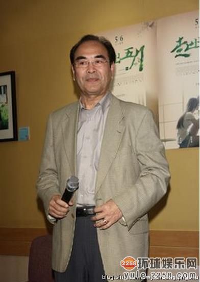 没错,这位花样爷爷就是勾峰啦她的初恋男友叫做勾峰,早年凭借《几度