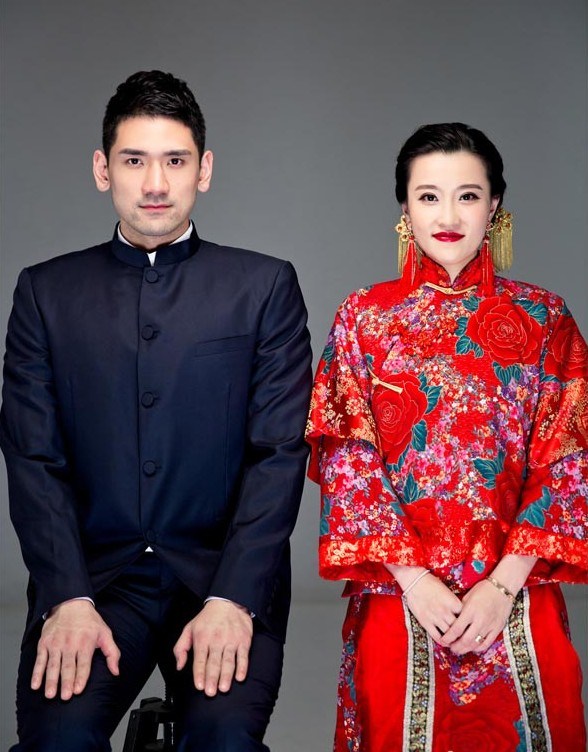 钟诚妻子拍摄性感怀孕写真 调侃自己有点肿