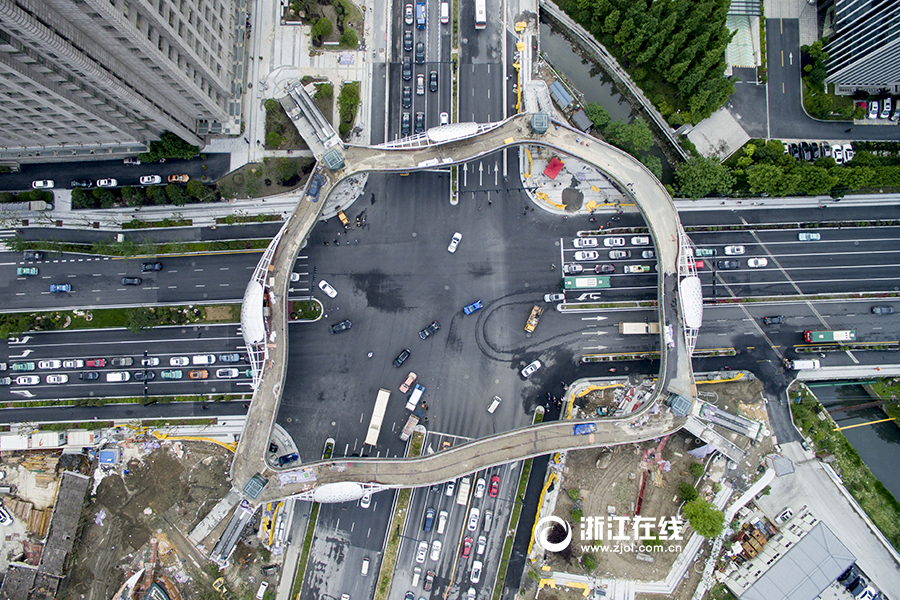 杭州新形天桥亮相[组图]