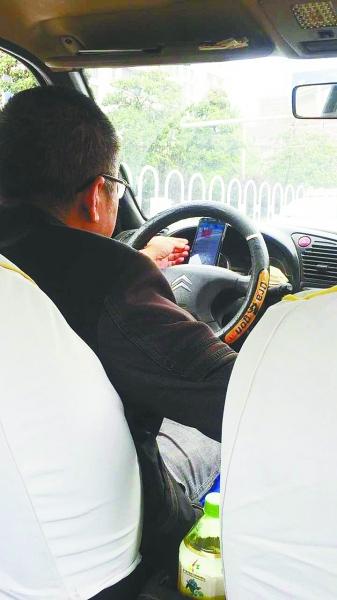 出租车司机开车全程玩手机 不时打字抢红包(图)