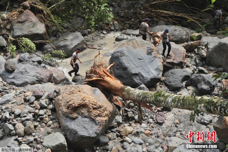 印尼山洪暴发袭击露营者 已发现17具遗体（组图）