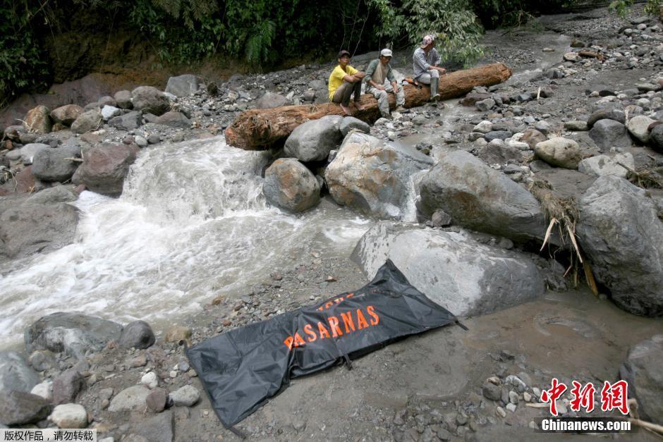 印尼山洪暴发袭击露营者 已发现17具遗体（组图）