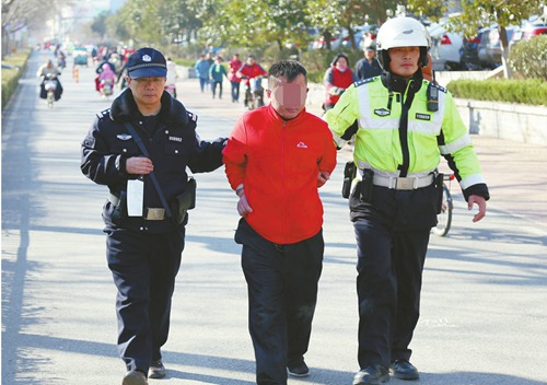 重庆上百辆摩托车硬闯高速 遇查强行冲关