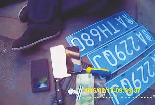 重庆上百辆摩托车硬闯高速 遇查强行冲关[6]